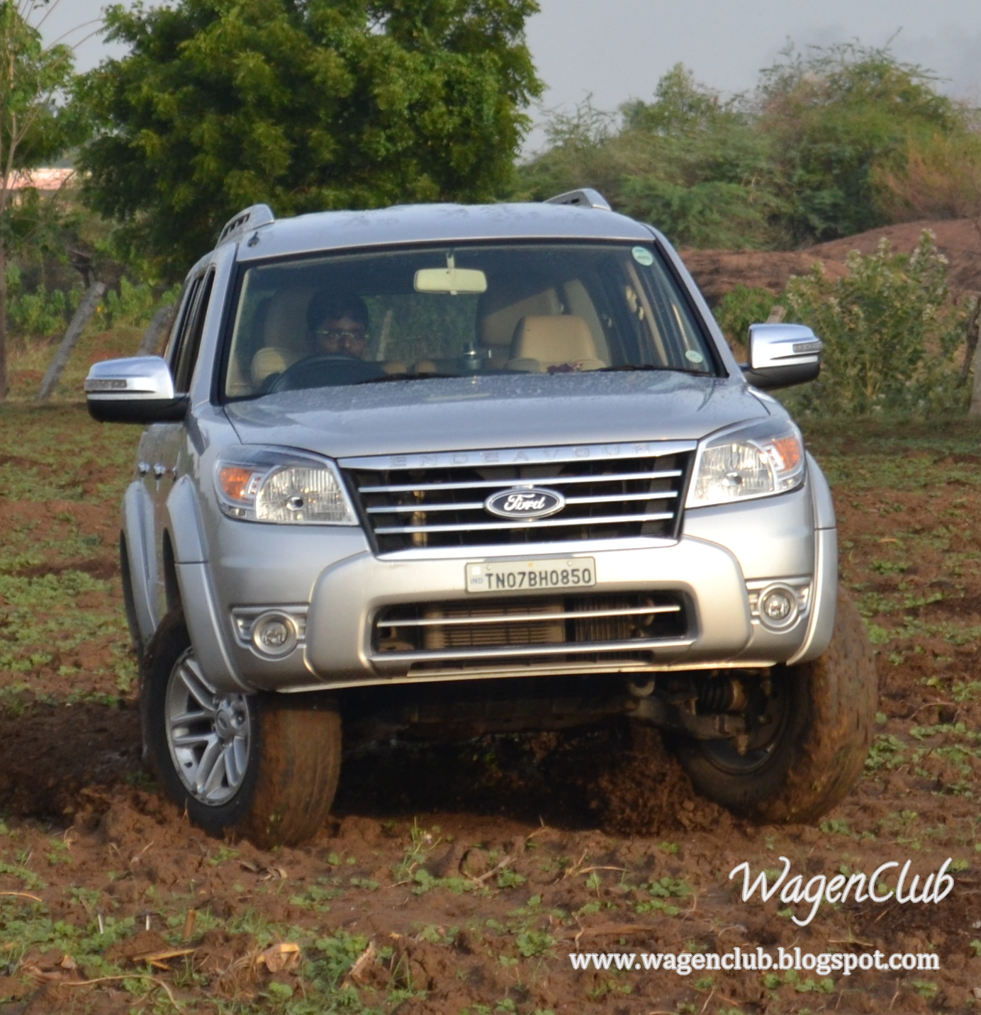 ford endeavour off road photo