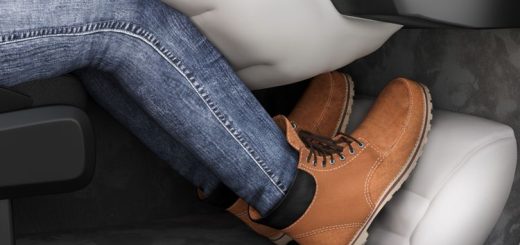 Heel airbags for front seat passengers